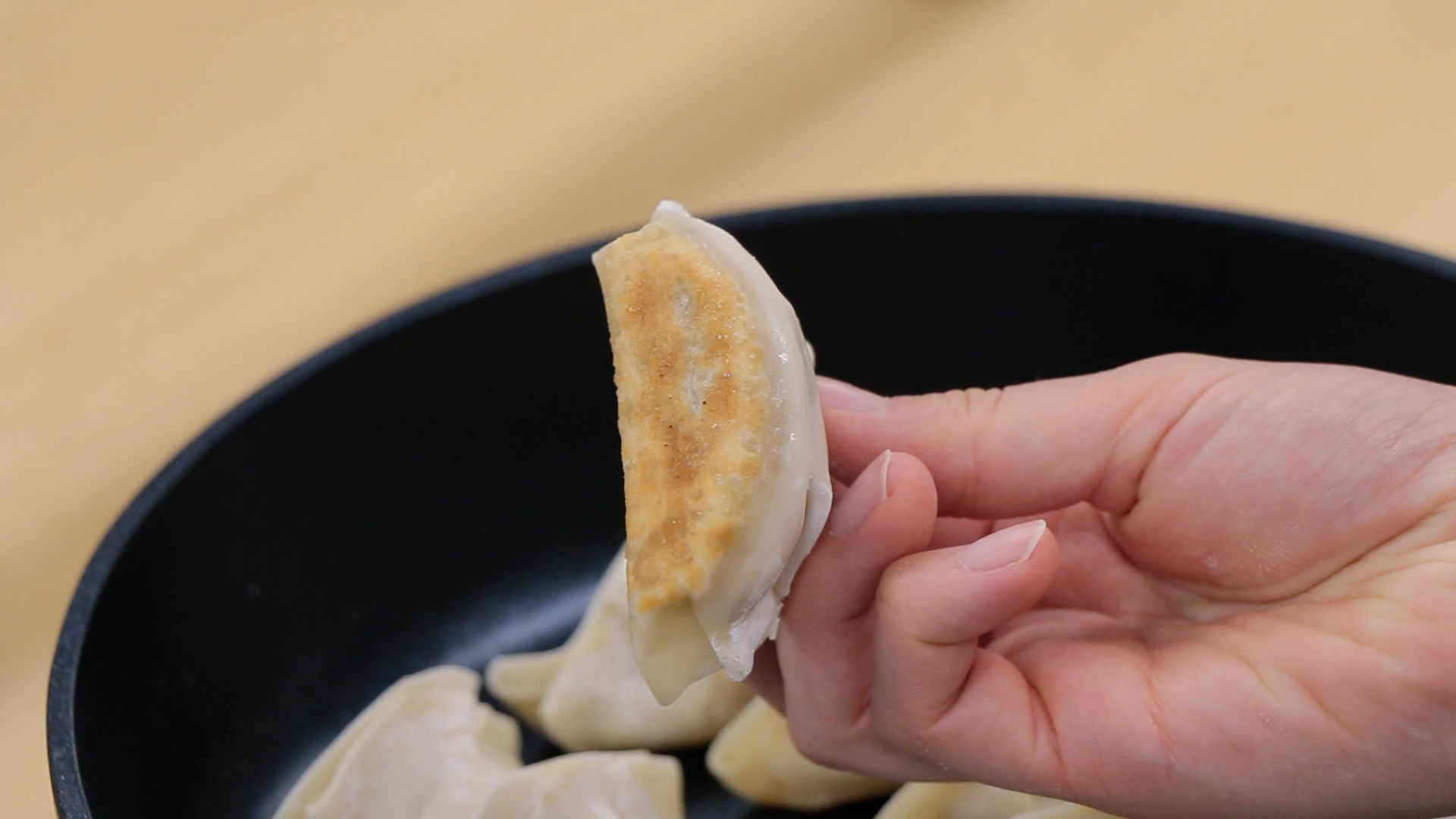 フライパンで生餃子を焼く手順3
