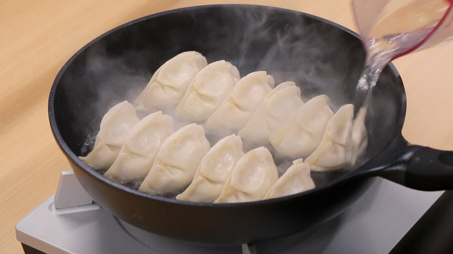 フライパンで生餃子を焼く手順4
