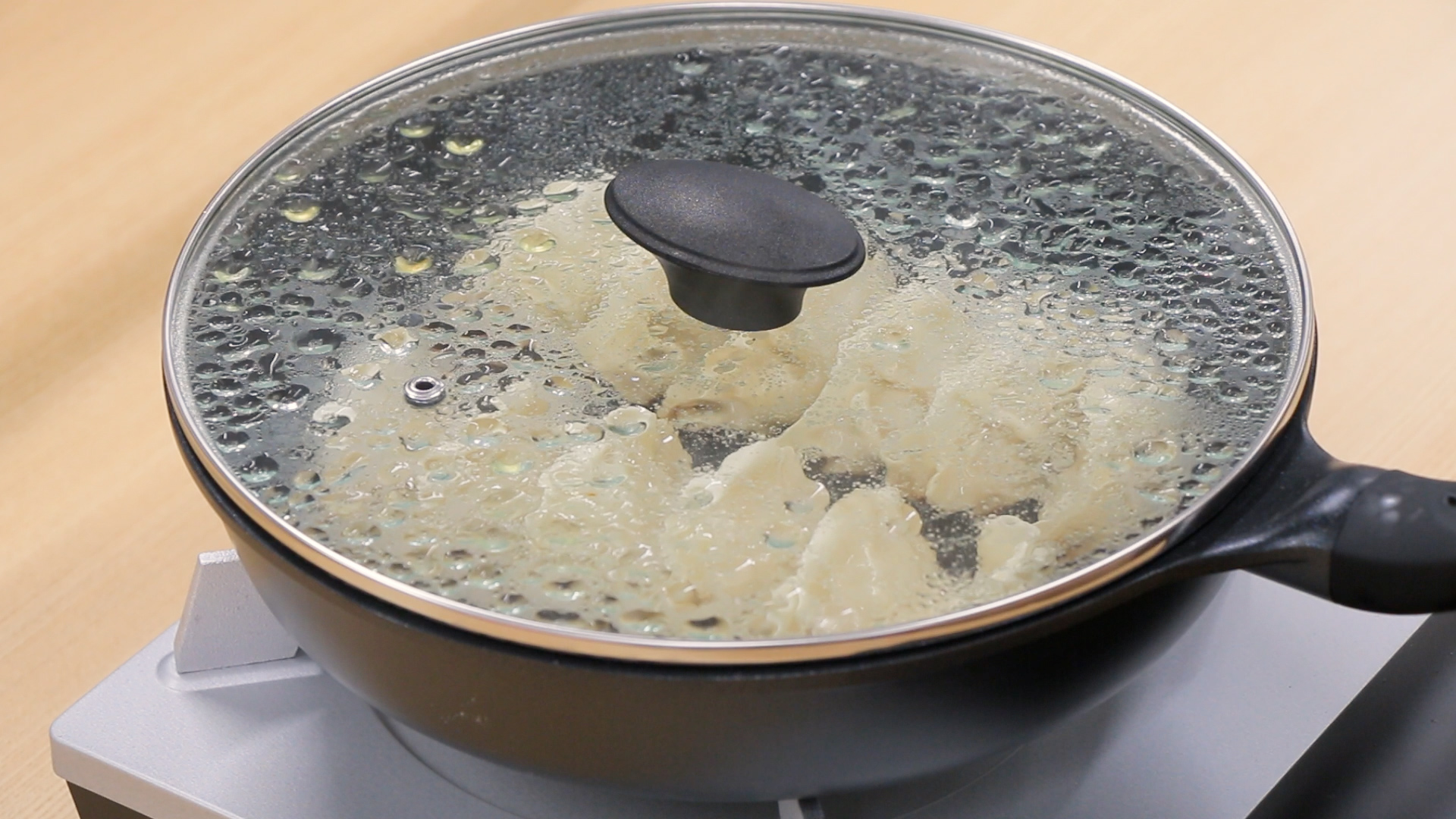 フライパンで生餃子を焼く手順5