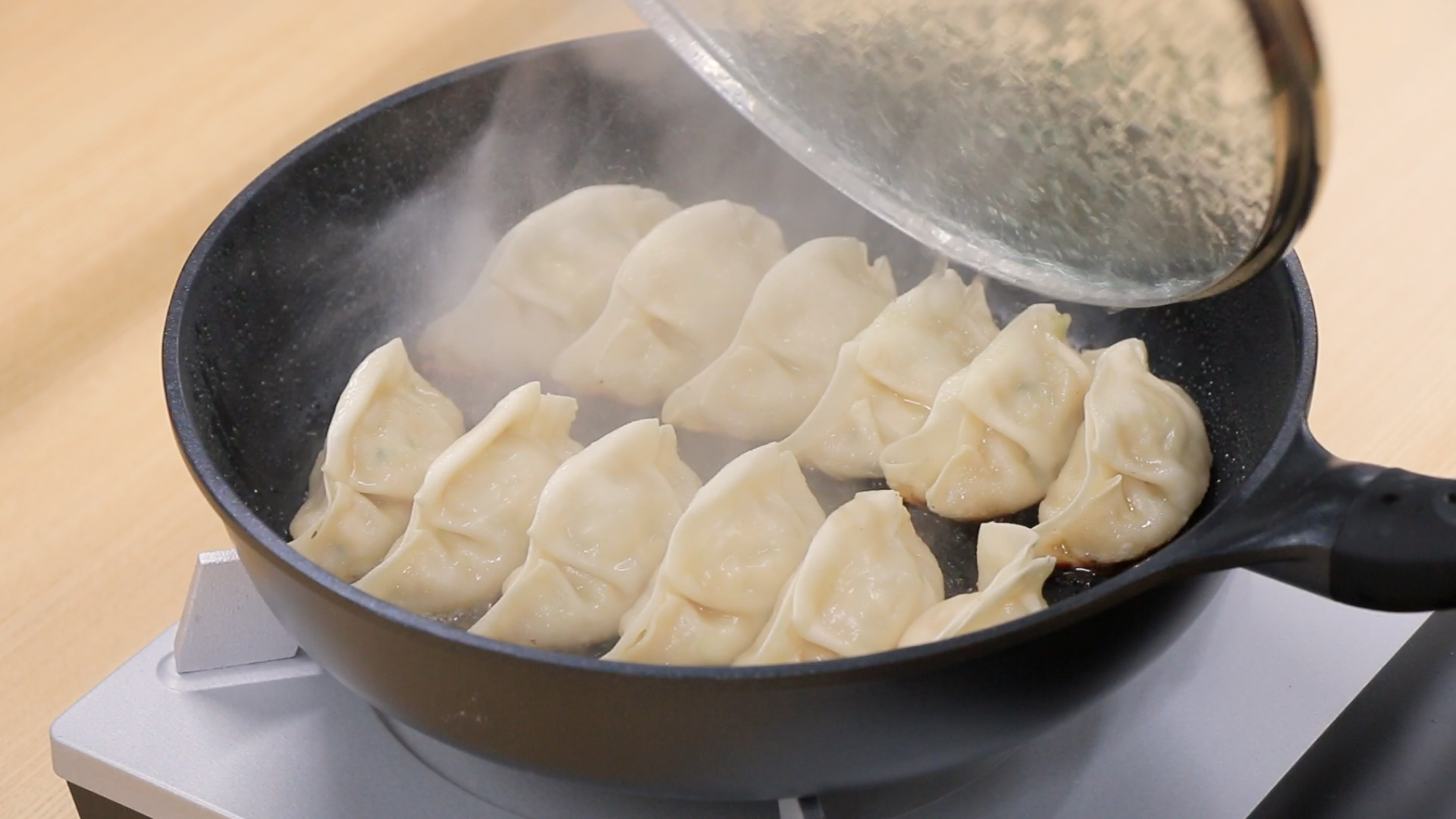 フライパンで生餃子を焼く手順6