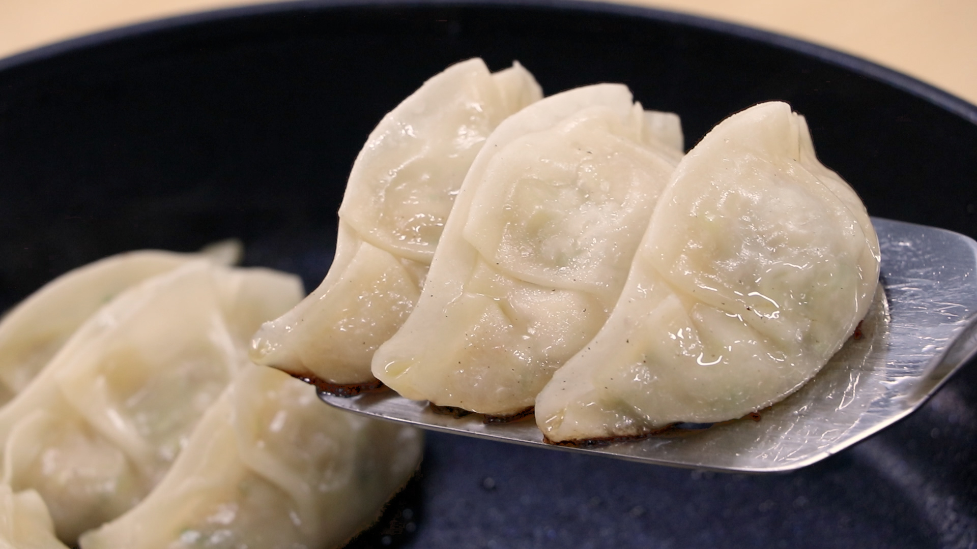 フライパンで生餃子を焼く手順7