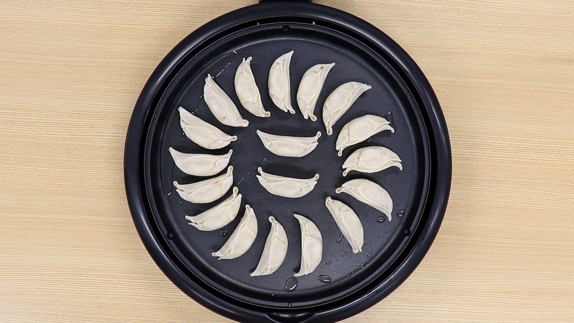 ホットプレートで生餃子を焼く手順3