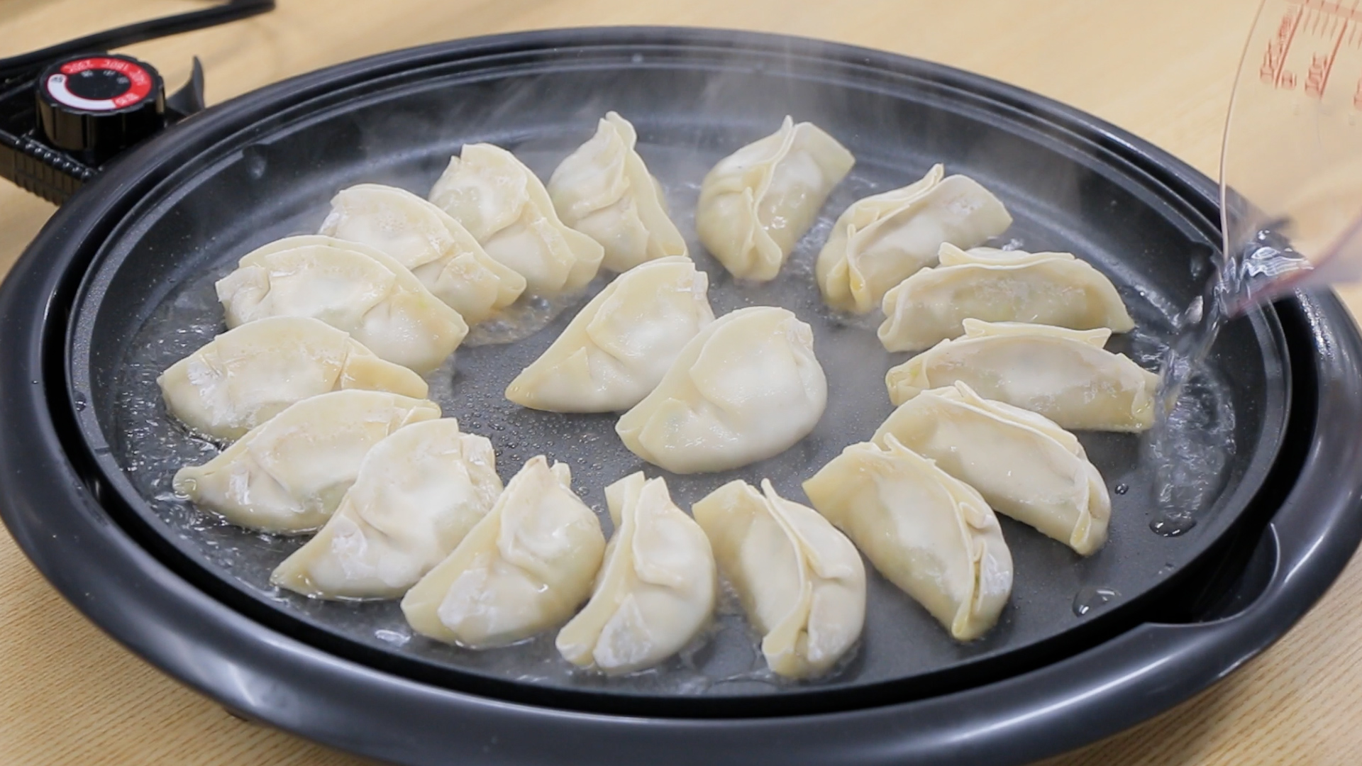 ホットプレートで生餃子を焼く手順5