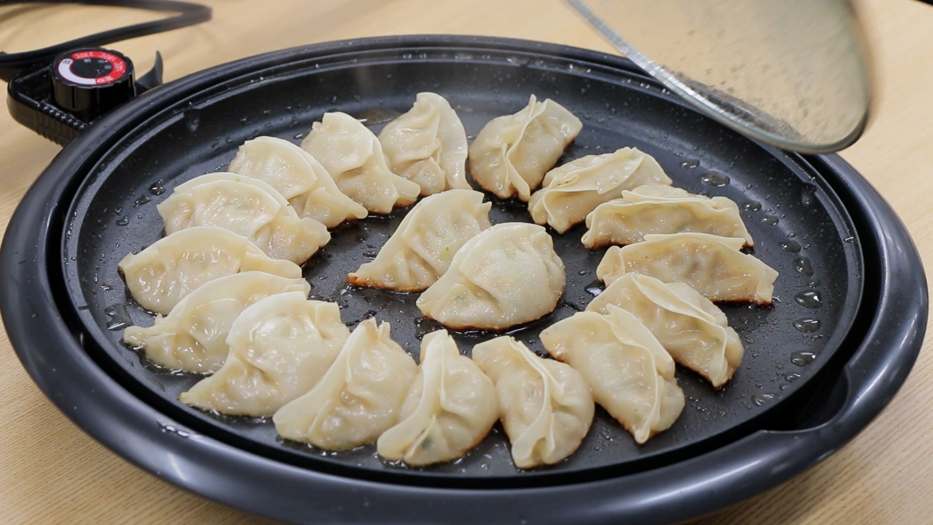 ホットプレートで生餃子を焼く手順7